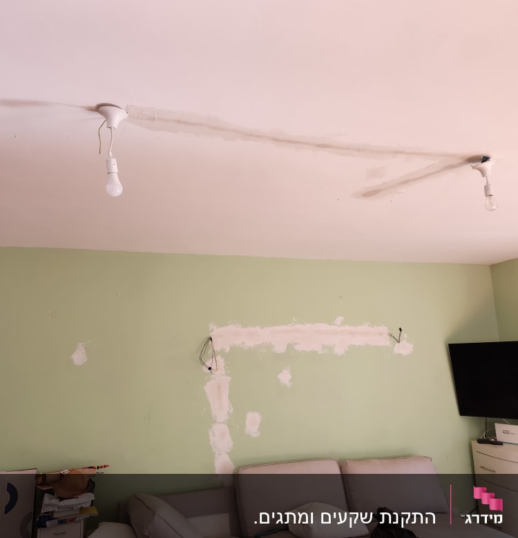 שתי נורות חשמל תלויות מהתקרה